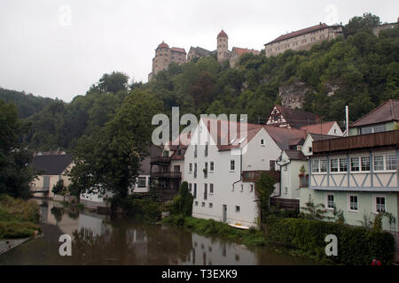 Harburg Germania, scena lungo il fiume con castello in background Foto Stock