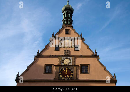 Rothenburg ob der Tauber Germania, Ratstrinkstube facciata con orologio, data, stemma e sun dial Foto Stock