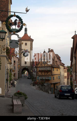 Rothenburg ob der Tauber Germania, Plonlein o piazzetta scene di strada Foto Stock