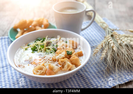 Breakfase pasto. Congee o riso porridge di carne macinata di maiale, uovo sodo con latte di soia e il cinese fritte doppio bastone di pasta Foto Stock