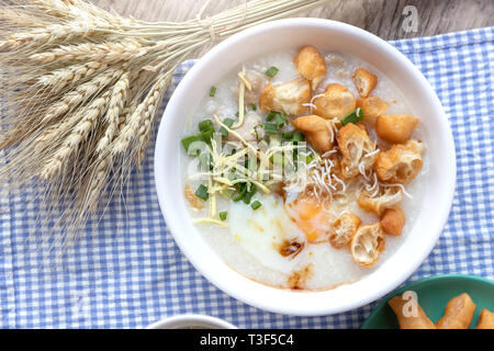 Breakfase pasto. Congee o riso porridge di carne macinata di maiale, uovo sodo con latte di soia e il cinese fritte doppio bastone di pasta Foto Stock