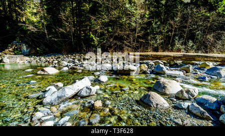 Massi in acqua chiara di Cascade Creek a destra dopo i rientri nella cascata cade Parco Regionale tra le città di missione e Deroche, BC Canada Foto Stock