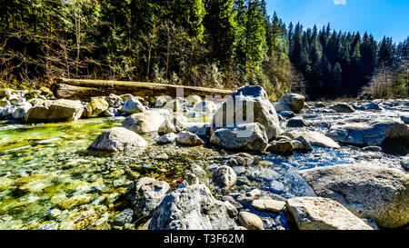 Massi in acqua chiara di Cascade Creek a destra dopo i rientri nella cascata cade Parco Regionale tra le città di missione e Deroche, BC Canada Foto Stock