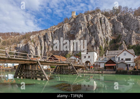 Vecchio ponte di Essing al fiume Altmuehl sotto le rovine del castello di Randeck Foto Stock