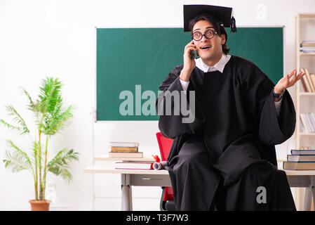 Studente laureato nella parte anteriore della scheda verde Foto Stock