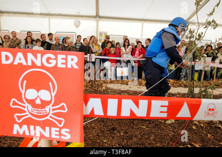 Lo sminamento dimostrativi, Handicap International anti-mine terrestri giorno, Lione, Francia Foto Stock