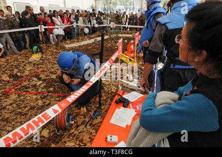 Lo sminamento dimostrativi, Handicap International anti-mine terrestri giorno, Lione, Francia Foto Stock