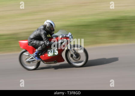 Chorley, Lancashire, Regno Unito. Aprile, 2019. Hoghton Tower 43rd Motorcycle Sprint. Il pilota 375 Edward Elder di Barrow in Furness guida una moto Rotax 175 1979 175cc a velocità. Foto Stock