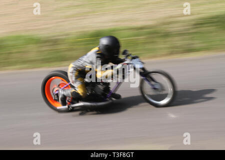 Chorley, Lancashire, Regno Unito. Aprile, 2019. Hoghton Tower xliii motociclo Sprint. Rider 110 Vintage Yamaha vecchio classico moto Foto Stock