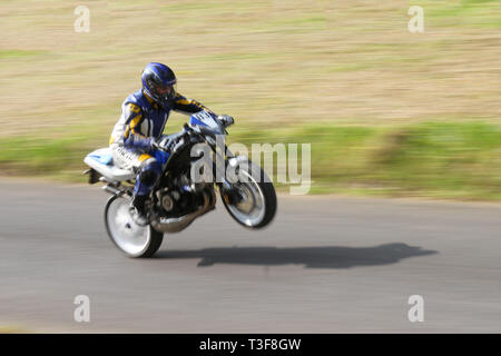 Moto Power Wheelies a Chorley, Lancashire, Regno Unito. Aprile 2019. Hoghton Tower 43° Motorcycle Sprint. Rider 83 Rob Briers di Birkenhead 1989 350 cc Yamaha YPVS ibrido Foto Stock