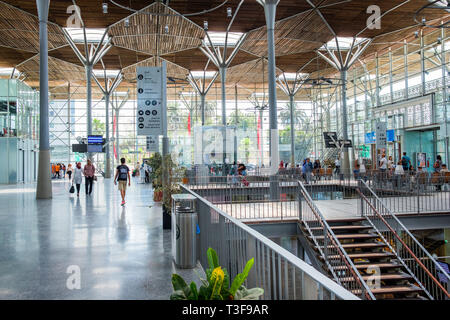 Il Marocco, Casablanca. Passeggeri nel nuovo Casa-Port stazione ferroviaria inaugurato nel 2014 dal re Mohammed VI, costruita da AREP (francese: Amenagement, Rech Foto Stock