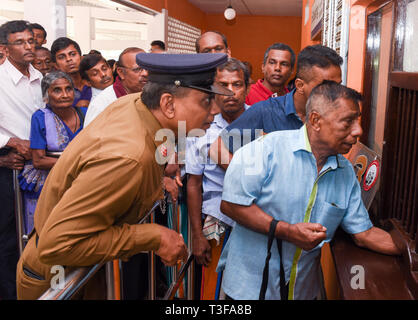 (190409) -- MATARA, Aprile 9, 2019 (Xinhua) -- la gente compra i biglietti per sperimentare la Matara-Beliatta linea ferroviaria a Matara stazione ferroviaria in Sri Lanka, 8 aprile 2019. Il governo dello Sri Lanka ha dichiarato lunedì per aprire una linea ferroviaria costruita tra Matara e Beliatta nella parte meridionale del paese insulare che speriamo possa aumentare il traffico passeggeri nel profondo sud. La stazione ferroviaria estensione è stata finanziata dal Export-Import Bank of China (Cina Exim Bank) e il contratto è stato aggiudicato al China National Machinery Import and Export Corporation. Una parte importante della costruzione Foto Stock