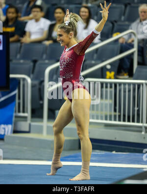 Ann Arbor, MI, Stati Uniti d'America. 6 apr, 2019. Alabama di Lexi Graber completa la sua routine del pavimento durante le finali della NCAA Ginnastica Ann Arbor regionale alle Crisler Center di Ann Arbor, MI. Kyle Okita/CSM/Alamy Live News Foto Stock