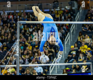 Ann Arbor, MI, Stati Uniti d'America. 6 apr, 2019. Del UCLA Kyla Ross esegue la sua routine di barra durante le finali della NCAA Ginnastica Ann Arbor regionale alle Crisler Center di Ann Arbor, MI. Kyle Okita/CSM/Alamy Live News Foto Stock