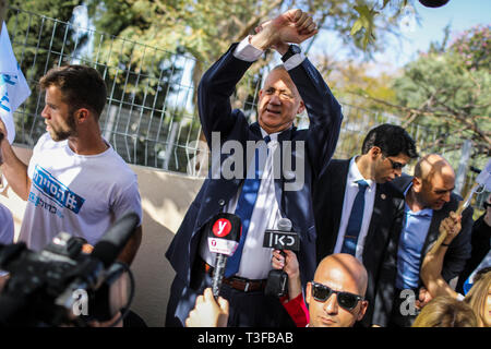 Rosh Ha Ayin, Israele. 09Apr, 2019. Benny Gants, la testina del blu e del bianco alleanza politico, gesti come egli parla di media al di fuori di una stazione di polling per gli israeliani elezioni generali. Credito: Ilia Yefimovich/dpa/Alamy Live News Foto Stock