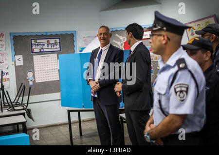 Rosh Ha Ayin, Israele. 09Apr, 2019. Benny Gants, la testina del blu e del bianco alleanza politico, arriva in corrispondenza di una stazione di polling per gettare il suo voto per il popolo israeliano elezioni generali. Credito: Ilia Yefimovich/dpa/Alamy Live News Foto Stock