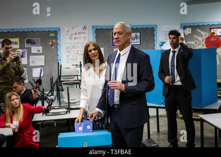 Rosh Ha Ayin, Israele. 09Apr, 2019. Benny Gants, la testina del blu e del bianco alleanza politico (Kahol Lavan), e sua moglie Revital, esprimano il loro voto per il popolo israeliano elezioni generali. Credito: Ilia Yefimovich/dpa/Alamy Live News Foto Stock