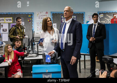 Rosh Ha Ayin, Israele. 09Apr, 2019. Benny Gants, la testina del blu e del bianco alleanza politico (Kahol Lavan), e sua moglie Revital, esprimano il loro voto per il popolo israeliano elezioni generali. Credito: Ilia Yefimovich/dpa/Alamy Live News Foto Stock