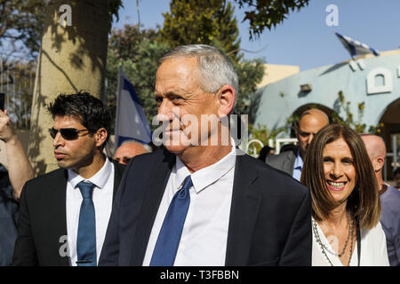 Rosh Ha Ayin, Israele. 09Apr, 2019. Benny Gants, la testina del blu e del bianco alleanza politico (Kahol Lavan), raffigurato al di fuori di una stazione di polling durante l'Israeliano elezioni generali. Credito: Ilia Yefimovich/dpa/Alamy Live News Foto Stock