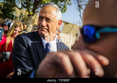 Rosh Ha Ayin, Israele. 09Apr, 2019. Benny Gants, la testina del blu e del bianco alleanza politico (Kahol Lavan), raffigurato al di fuori di una stazione di polling durante l'Israeliano elezioni generali. Credito: Ilia Yefimovich/dpa/Alamy Live News Foto Stock