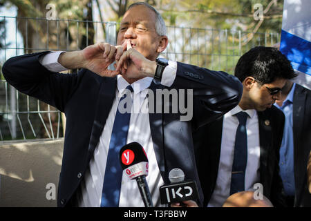 Rosh Ha Ayin, Israele. 09Apr, 2019. Benny Gants, la testina del blu e del bianco alleanza politico, gesti come egli parla di media al di fuori di una stazione di polling per gli israeliani elezioni generali. Credito: Ilia Yefimovich/dpa/Alamy Live News Foto Stock