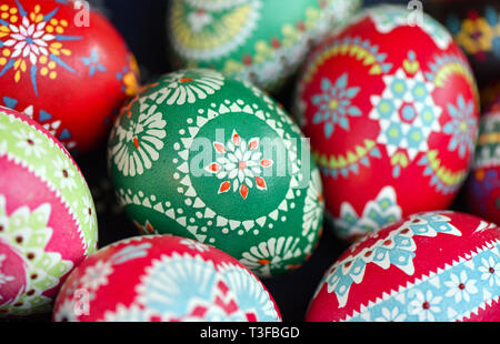 06 aprile 2019, il Land Brandeburgo, Lübbenau: le uova di gallina decorate con la cera tecnica Batik. Foto: Patrick Pleul/dpa-Zentralbild/ZB Foto Stock