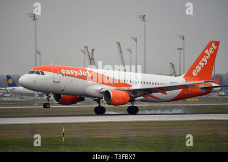 Monaco di Baviera, Deutschland. 08 apr, 2019. G-EZUR - Airbus A320-214 - easyJet terre, lo sbarco. Il traffico aereo, fliegen.Luftfahrt. L'aeroporto Franz Josef Strauss di Monaco di Baviera.Monaco di Baviera. | Utilizzo di credito in tutto il mondo: dpa/Alamy Live News Foto Stock