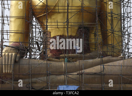 Nakhon Sawan, Thailandia. 9 apr, 2019. Il lavoratore si vede in piedi su una gigantesca statua di Buddha durante il periodo di ristrutturazione al Parco buddista in Nakhon Sawan provincia, a nord di Bangkok. Credito: Chaiwat Subprasm SOPA/images/ZUMA filo/Alamy Live News Foto Stock