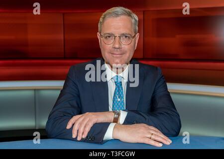 Berlino, Deutschland. 08 apr, 2019. 08.04.2019, Norbert Rottgen, CDU, presidente del comitato di selezione ed ex Ministro Federale per l'ambiente, la conservazione della natura e sicurezza nucleare in studio televisivo di Hart ma fiera presso lo Studio Adlershof a Berlino. Ritratto del candidato. | Utilizzo di credito in tutto il mondo: dpa/Alamy Live News Foto Stock