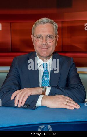 Berlino, Deutschland. 08 apr, 2019. 08.04.2019, Norbert Rottgen, CDU, presidente del comitato di selezione ed ex Ministro Federale per l'ambiente, la conservazione della natura e sicurezza nucleare in studio televisivo di Hart ma fiera presso lo Studio Adlershof a Berlino. Ritratto del candidato. | Utilizzo di credito in tutto il mondo: dpa/Alamy Live News Foto Stock