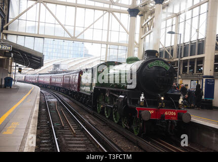 London Waterloo Stazione Ferroviaria, Londra, Regno Unito. Il 9 aprile 2019. Questa estate, il vapore sogni Rail Co. è il lancio di due nuovi flusso di lusso viaggi in treno; Il Royal Windsor vapore Express per la stazione di Waterloo a Windsor con la possibilità di gustare un brunch Champagne a bordo e il tramonto vapore Express, un tramonto esperienza culinaria attraverso le splendide colline del Surrey. Entrambi i treni su queste esperienze di solito sarà trainato da un B I classe locomotiva - 'Mayflower' - costruito nel 1948. Le gite saranno eseguite dal 4 Giugno al 3 settembre 2019. Credito: Michael Tubi/Alamy Live News Foto Stock