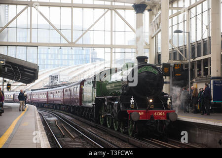 London Waterloo Stazione Ferroviaria, Londra, Regno Unito. Il 9 aprile 2019. Questa estate, il vapore sogni Rail Co. è il lancio di due nuovi flusso di lusso viaggi in treno; Il Royal Windsor vapore Express per la stazione di Waterloo a Windsor con la possibilità di gustare un brunch Champagne a bordo e il tramonto vapore Express, un tramonto esperienza culinaria attraverso le splendide colline del Surrey. Entrambi i treni su queste esperienze di solito sarà trainato da un B I classe locomotiva - 'Mayflower' - costruito nel 1948. Le gite saranno eseguite dal 4 Giugno al 3 settembre 2019. Credito: Michael Tubi/Alamy Live News Foto Stock