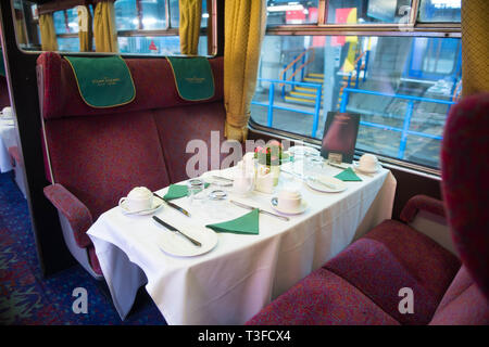 London Waterloo Stazione Ferroviaria, Londra, Regno Unito. Il 9 aprile 2019. Questa estate, il vapore sogni Rail Co. è il lancio di due nuovi flusso di lusso viaggi in treno; Il Royal Windsor vapore Express per la stazione di Waterloo a Windsor con la possibilità di gustare un brunch Champagne a bordo e il tramonto vapore Express, un tramonto esperienza culinaria attraverso le splendide colline del Surrey. Entrambi i treni su queste esperienze di solito sarà trainato da un B I classe locomotiva - 'Mayflower' - costruito nel 1948. Le gite saranno eseguite dal 4 Giugno al 3 settembre 2019. Credito: Michael Tubi/Alamy Live News Foto Stock