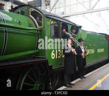 London Waterloo Stazione Ferroviaria, Londra, Regno Unito. Il 9 aprile 2019. Questa estate, il vapore sogni Rail Co. è il lancio di due nuovi flusso di lusso viaggi in treno; Il Royal Windsor vapore Express per la stazione di Waterloo a Windsor con la possibilità di gustare un brunch Champagne a bordo e il tramonto vapore Express, un tramonto esperienza culinaria attraverso le splendide colline del Surrey. Entrambi i treni su queste esperienze di solito sarà trainato da un B I classe locomotiva - 'Mayflower' - costruito nel 1948. Le gite saranno eseguite dal 4 Giugno al 3 settembre 2019. Credito: Michael Tubi/Alamy Live News Foto Stock