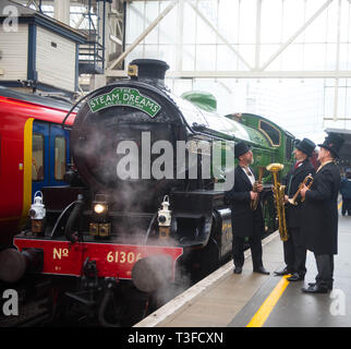 London Waterloo Stazione Ferroviaria, Londra, Regno Unito. Il 9 aprile 2019. Questa estate, il vapore sogni Rail Co. è il lancio di due nuovi flusso di lusso viaggi in treno; Il Royal Windsor vapore Express per la stazione di Waterloo a Windsor con la possibilità di gustare un brunch Champagne a bordo e il tramonto vapore Express, un tramonto esperienza culinaria attraverso le splendide colline del Surrey. Entrambi i treni su queste esperienze di solito sarà trainato da un B I classe locomotiva - 'Mayflower' - costruito nel 1948. Le gite saranno eseguite dal 4 Giugno al 3 settembre 2019. Credito: Michael Tubi/Alamy Live News Foto Stock