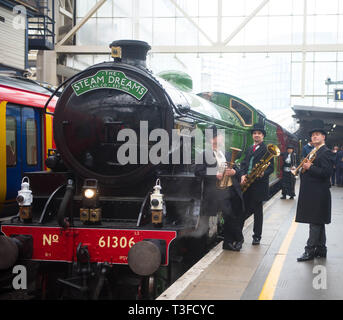 London Waterloo Stazione Ferroviaria, Londra, Regno Unito. Il 9 aprile 2019. Questa estate, il vapore sogni Rail Co. è il lancio di due nuovi flusso di lusso viaggi in treno; Il Royal Windsor vapore Express per la stazione di Waterloo a Windsor con la possibilità di gustare un brunch Champagne a bordo e il tramonto vapore Express, un tramonto esperienza culinaria attraverso le splendide colline del Surrey. Entrambi i treni su queste esperienze di solito sarà trainato da un B I classe locomotiva - 'Mayflower' - costruito nel 1948. Le gite saranno eseguite dal 4 Giugno al 3 settembre 2019. Credito: Michael Tubi/Alamy Live News Foto Stock