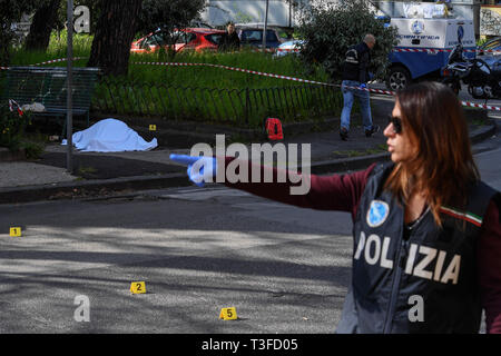 Napoli, Italia. 9 Apr 2019. Un uomo, Luigi Mignano, 57, è stato ucciso nel Rione Villa, un sobborgo di Napoli. Ucciso mentre accompagna il suo nipote a scuola insieme con il suo figlio Pasquale, 32 anni. Sembra che l'obiettivo del fuoco commando era Pasquale Mignano, ferito alle gambe e ora ricoverato all'Ospedale del Mare. Miracolosamente illeso il figlio, figlio di Pasquale della sua presenza sul luogo dell'agguato rimane la Spiderman zaino, proprio di fronte al cadavere di Mignano. 04/09/2019, Napoli, Italia Credit: Indipendente Photo Agency Srl/Alamy Live News Foto Stock