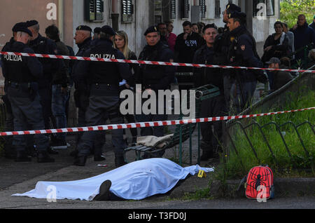 Napoli, Italia. 9 Apr 2019. Un uomo, Luigi Mignano, 57, è stato ucciso nel Rione Villa, un sobborgo di Napoli. Ucciso mentre accompagna il suo nipote a scuola insieme con il suo figlio Pasquale, 32 anni. Sembra che l'obiettivo del fuoco commando era Pasquale Mignano, ferito alle gambe e ora ricoverato all'Ospedale del Mare. Miracolosamente illeso il figlio, figlio di Pasquale della sua presenza sul luogo dell'agguato rimane la Spiderman zaino, proprio di fronte al cadavere di Mignano. 04/09/2019, Napoli, Italia Credit: Indipendente Photo Agency Srl/Alamy Live News Foto Stock