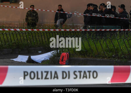 Napoli, Italia. 9 Apr 2019. Un uomo, Luigi Mignano, 57, è stato ucciso nel Rione Villa, un sobborgo di Napoli. Ucciso mentre accompagna il suo nipote a scuola insieme con il suo figlio Pasquale, 32 anni. Sembra che l'obiettivo del fuoco commando era Pasquale Mignano, ferito alle gambe e ora ricoverato all'Ospedale del Mare. Miracolosamente illeso il figlio, figlio di Pasquale della sua presenza sul luogo dell'agguato rimane la Spiderman zaino, proprio di fronte al cadavere di Mignano. 04/09/2019, Napoli, Italia Credit: Indipendente Photo Agency Srl/Alamy Live News Foto Stock