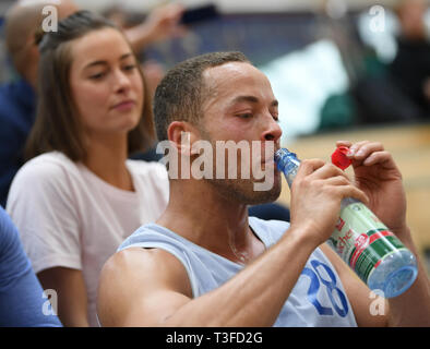 09 aprile 2019, Assia, Frankfurt/Main: Andrej Mangold, 'TV Bachelor', si trova di fronte la sua fidanzata Jennifer Lange durante la formazione della squadra di basket Fraport Skyliners. Mangold continua la sua carriera professionale in Francoforte. Foto: Arne Dedert/dpa Foto Stock