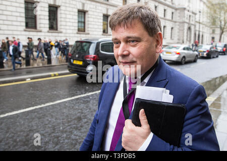 Londra, Regno Unito. Il 9 aprile 2019. Andrew Bridgen, conservatori MP per North West Leicestershire, arriva a parlare in un 'Nessun ritardo, capitolazione - NO DEAL' rally in Westminster organizzato dal pro-Brexit Gruppo di Bruges. Mark Francois MP, Vice Presidente della ricerca europea Gruppo (ERG), e Anne Marie Morris, conservatori MP per Newton Abbot, ha parlato anche all'evento. Credito: Mark Kerrison/Alamy Live News Foto Stock