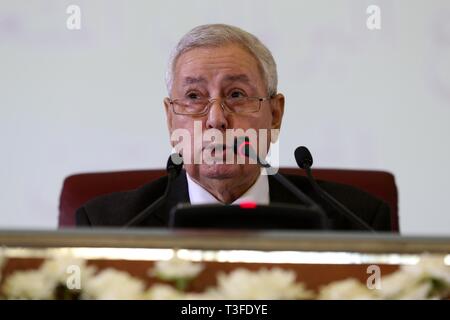 Algeri, Algeria. 9 apr, 2019. Abdelkader Bensalah assiste un giuramento cerimonia in Algeri, Algeria il 9 aprile 2019. Parlamento algerino martedì nominato Abdelkader Bensalah come presidente ad interim, dopo le dimissioni del presidente Abdelaziz Bouteflika la scorsa settimana. Credito: Xinhua/Alamy Live News Foto Stock