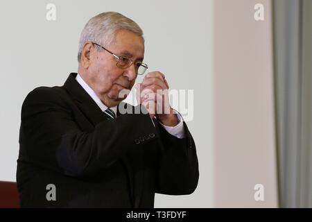 Algeri, Algeria. 9 apr, 2019. Abdelkader Bensalah assiste un giuramento cerimonia in Algeri, Algeria il 9 aprile 2019. Parlamento algerino martedì nominato Abdelkader Bensalah come presidente ad interim, dopo le dimissioni del presidente Abdelaziz Bouteflika la scorsa settimana. Credito: Xinhua/Alamy Live News Foto Stock