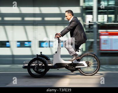 Hannover, Germania. 09Apr, 2019. Dopo una conferenza stampa presso la micromobility expo, un uomo che cavalca un prototipo di una Volkswagen elettrico ruota di carico. La fiera si terrà dal 2 al 4 maggio 2019 e si concentrerà su micromobiles come e-scooter, e- scooter del pedale, e-bike e miniatura dei veicoli elettrici. Credito: Christophe Gateau/dpa/Alamy Live News Foto Stock