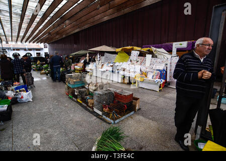 Ponte de Lima, Portogallo. 6 apr, 2019. I polli sono viste in vendita presso il mercato del sabato.Ponte de Lima è una delle città più antiche del Portogallo e noto per la architettura barocca, case antiche, siti storici e bellissimi giardini e di essere parte del vinho verde rotta Credito: Omar Marques/SOPA Immagini/ZUMA filo/Alamy Live News Foto Stock