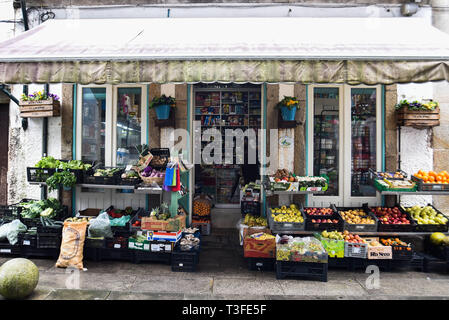 Ponte de Lima, Portogallo. 6 apr, 2019. Una donna è visto all'interno di un locale di frutta e verdura store presso la old town.Ponte de Lima è una delle città più antiche del Portogallo e noto per la architettura barocca, case antiche, siti storici e bellissimi giardini e di essere parte del vinho verde rotta Credito: Omar Marques/SOPA Immagini/ZUMA filo/Alamy Live News Foto Stock