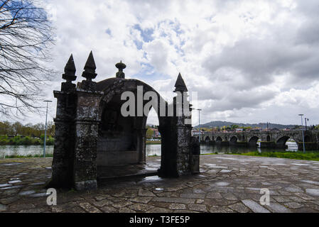 Ponte de Lima, Portogallo. 6 apr, 2019. Una vista generale della Anjo da Guarda Cappella.Ponte de Lima è una delle città più antiche del Portogallo e noto per la architettura barocca, case antiche, siti storici e bellissimi giardini e di essere parte del vinho verde rotta Credito: Omar Marques/SOPA Immagini/ZUMA filo/Alamy Live News Foto Stock