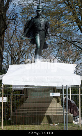 Pomerania Occidentale, Germania. 09Apr, 2019. La base di pietra arenaria del monumento all'avversario Napoleone e leader dei Freikorps Ferdinand von Schill viene ripristinato. Schill è stato ucciso dalle truppe napoleoniche in combattimenti di strada a Stralsund su 31 maggio 1809. Dal mese di ottobre 2018, una società di Berlino è stato commissionato dalla città anseatica di Stralsund per rimuovere tutti i depositi e corpi estranei dalla statua in bronzo con un bisturi e spazzola e di conservarlo. Da maggio il piedistallo di pietra arenaria dovrebbe anche essere pronto. Secondo la città, i costi di rinnovamento per il monumento risalente al 1909 importo Credito: dpa picture Foto Stock