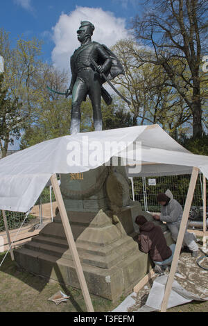 Pomerania Occidentale, Germania. 09Apr, 2019. La base di pietra arenaria del monumento all'avversario Napoleone e leader dei Freikorps Ferdinand von Schill viene ripristinato. Schill è stato ucciso dalle truppe napoleoniche in combattimenti di strada a Stralsund su 31 maggio 1809. Dal mese di ottobre 2018, una società di Berlino è stato commissionato dalla città anseatica di Stralsund per rimuovere tutti i depositi e corpi estranei dalla statua in bronzo con un bisturi e spazzola e di conservarlo. Da maggio il piedistallo di pietra arenaria dovrebbe anche essere pronto. Secondo la città, i costi di rinnovamento per il monumento risalente al 1909 importo Credito: dpa picture Foto Stock