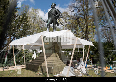 Pomerania Occidentale, Germania. 09Apr, 2019. La base di pietra arenaria del monumento all'avversario Napoleone e leader dei Freikorps Ferdinand von Schill viene ripristinato. Schill è stato ucciso dalle truppe napoleoniche in combattimenti di strada a Stralsund su 31 maggio 1809. Dal mese di ottobre 2018, una società di Berlino è stato commissionato dalla città anseatica di Stralsund per rimuovere tutti i depositi e corpi estranei dalla statua in bronzo con un bisturi e spazzola e di conservarlo. Da maggio il piedistallo di pietra arenaria dovrebbe anche essere pronto. Secondo la città, i costi di rinnovamento per il monumento risalente al 1909 importo Credito: dpa picture Foto Stock